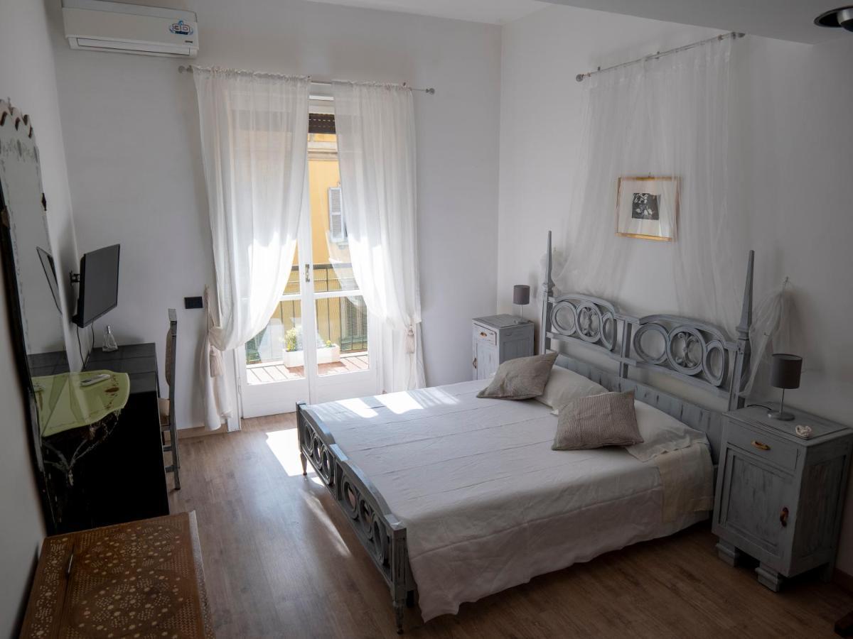 Beautiful Floral On Navigli Apartment Milan