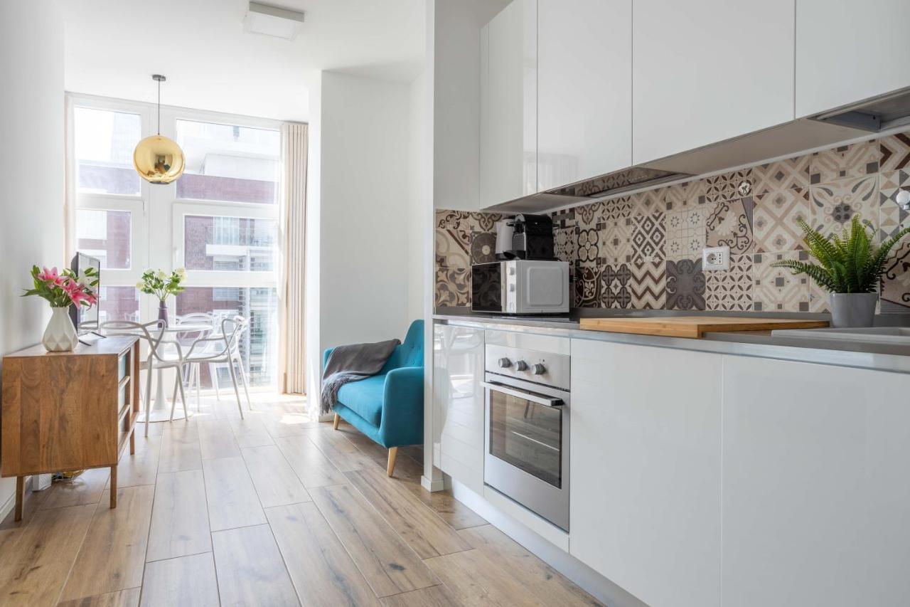 Sunlit 1 Bedroom Via Pirelli Apartment