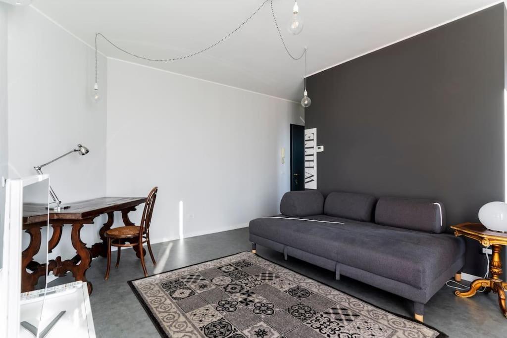 Black & White Flat In Naviglio/ Porta Genova * Mailand