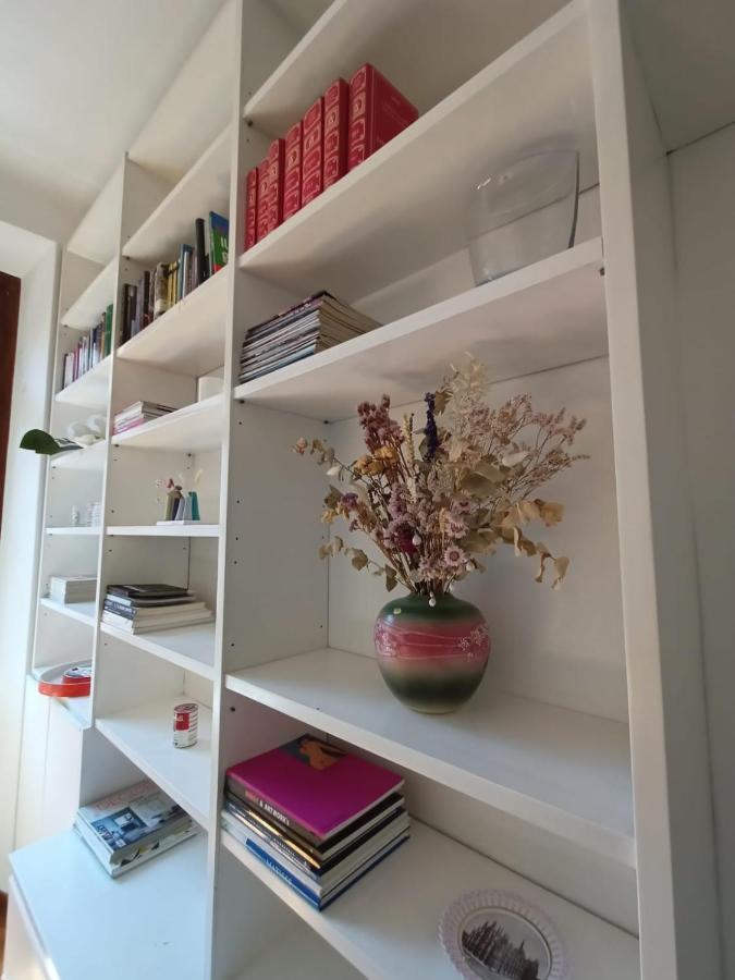 Charming Design Into Navigli District Apartment Mailand
