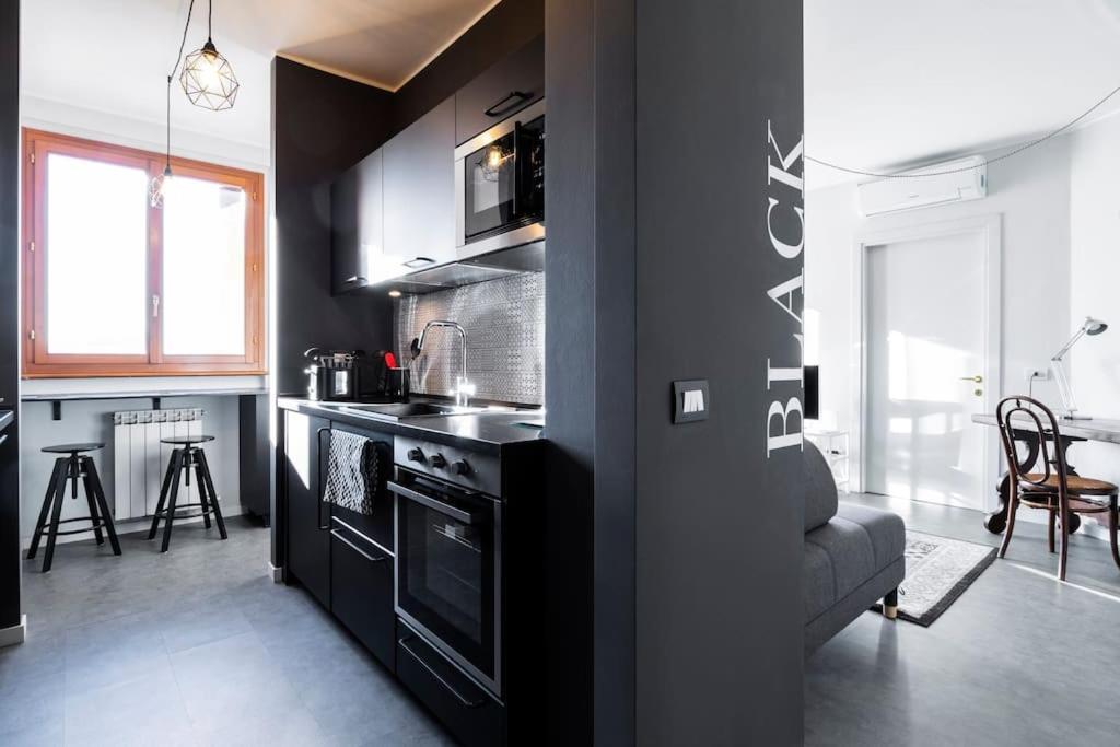 Apartment Black & White Flat In Naviglio/ Porta Genova Mailand