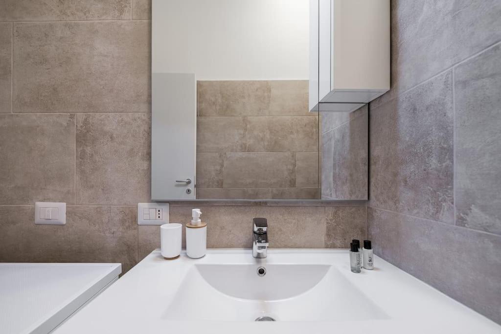 Linate Airport Elegant Suite,tram 1 Minute Away Lejlighed Milano
