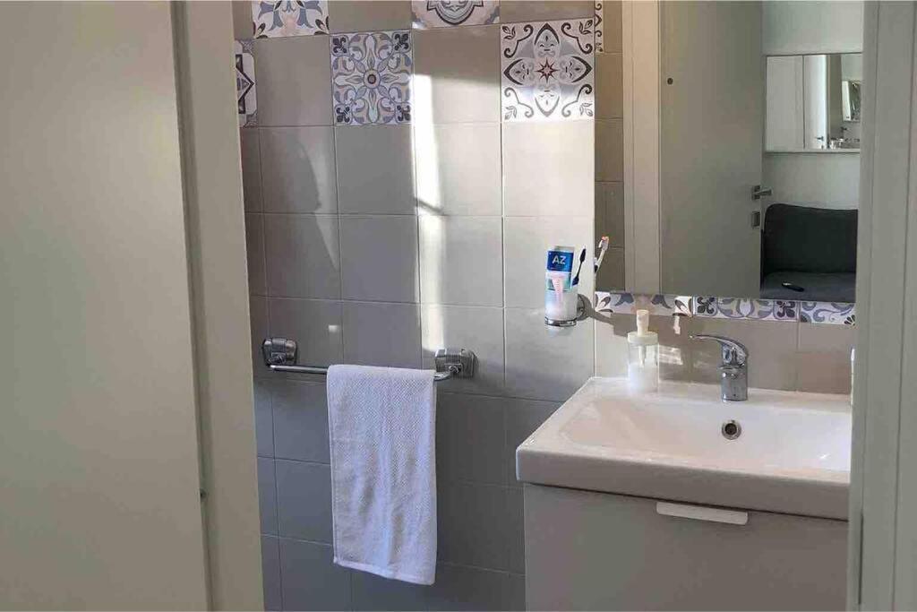 Design Moderno:monolocale Spazioso Vicino Metro M2 Leilighet *