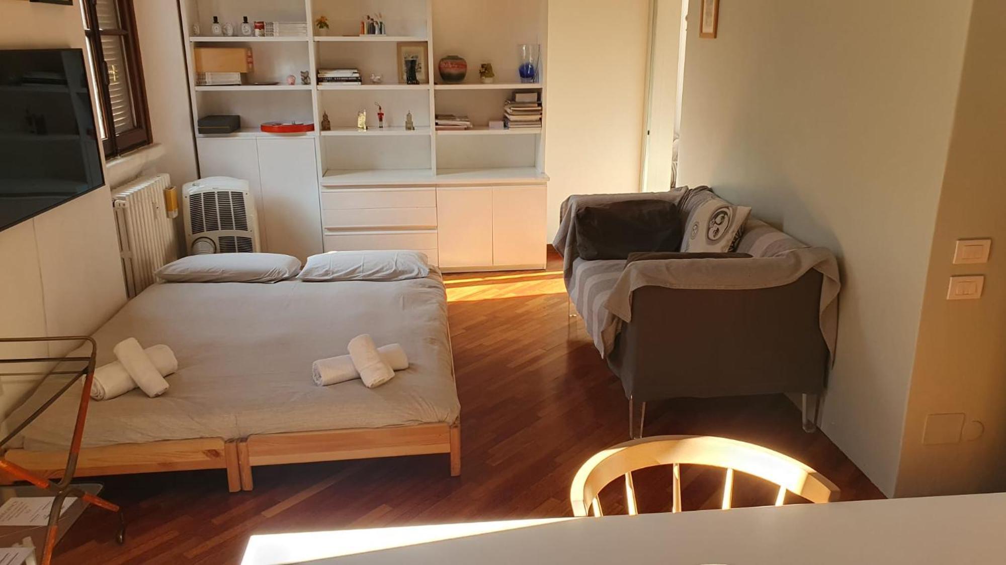 Apartment Charming Design Into Navigli District *