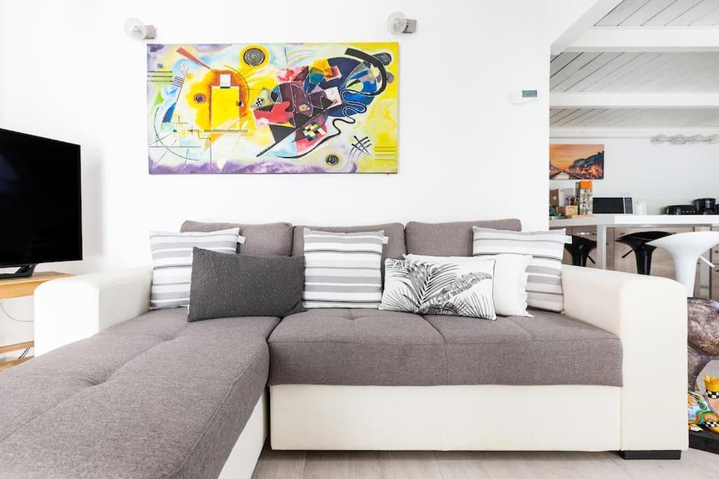 Elegant Triplex Townhouse With Luxe Terrace Appartamento