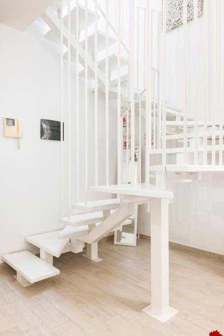 Elegant Triplex Townhouse With Luxe Terrace Appartamento Milano