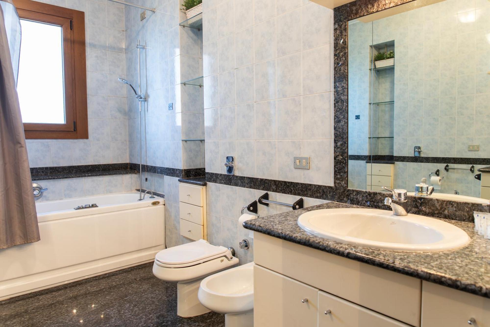 Apartment Ampio Con Terrazzo, 3 E 2 Bagni A 2 Passi Dalla Metro *