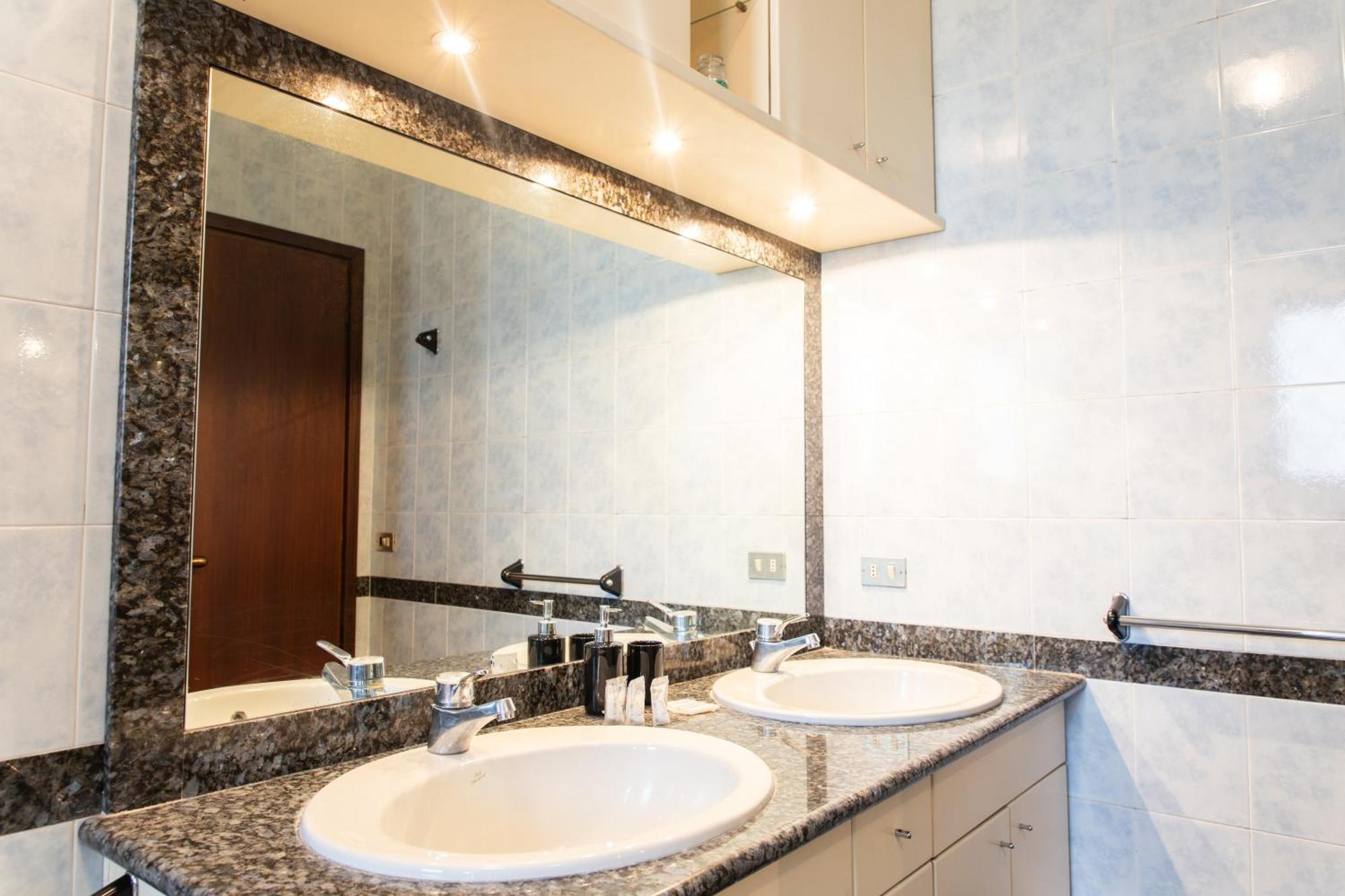 Ampio Con Terrazzo, 3 E 2 Bagni A 2 Passi Dalla Metro Apartment Milan
