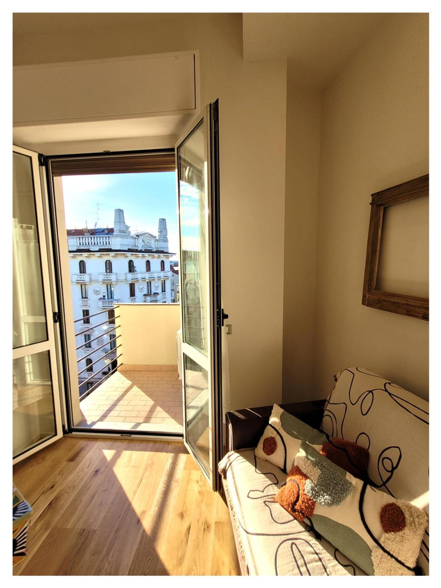 La Milanese, Appartamento Moderno Con Balcone - Metro Isola A 2 Min