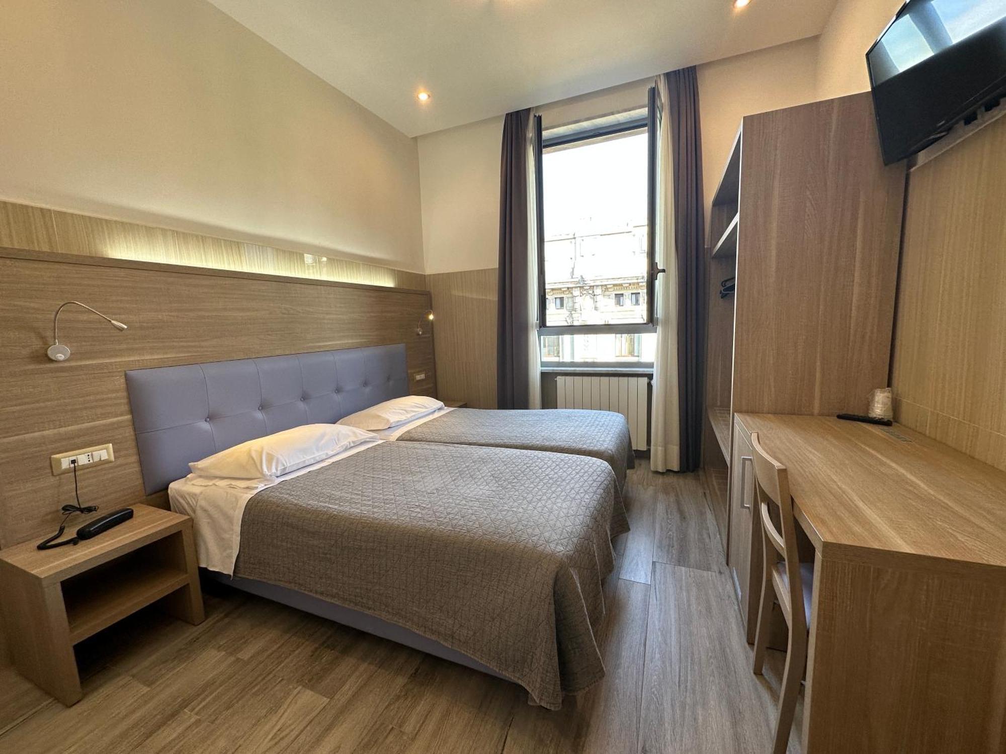 Hotel Midway