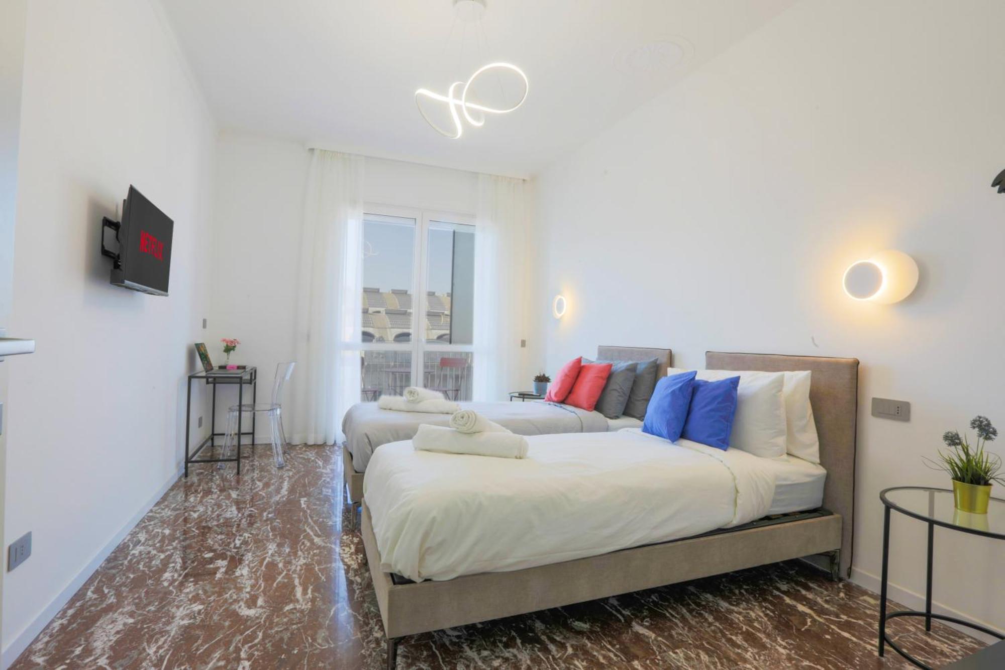 Private Luxury 5 Bedroom - Station Apartment *