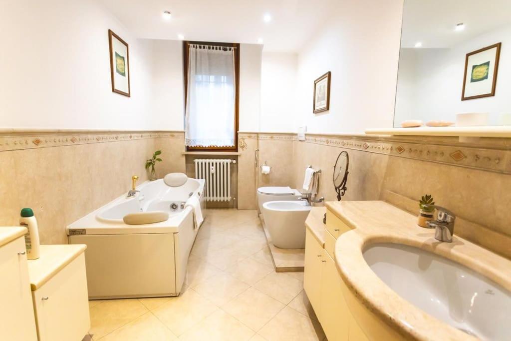 Ampia Oasi A Porta Venezia: Casa In Centro Appartamento