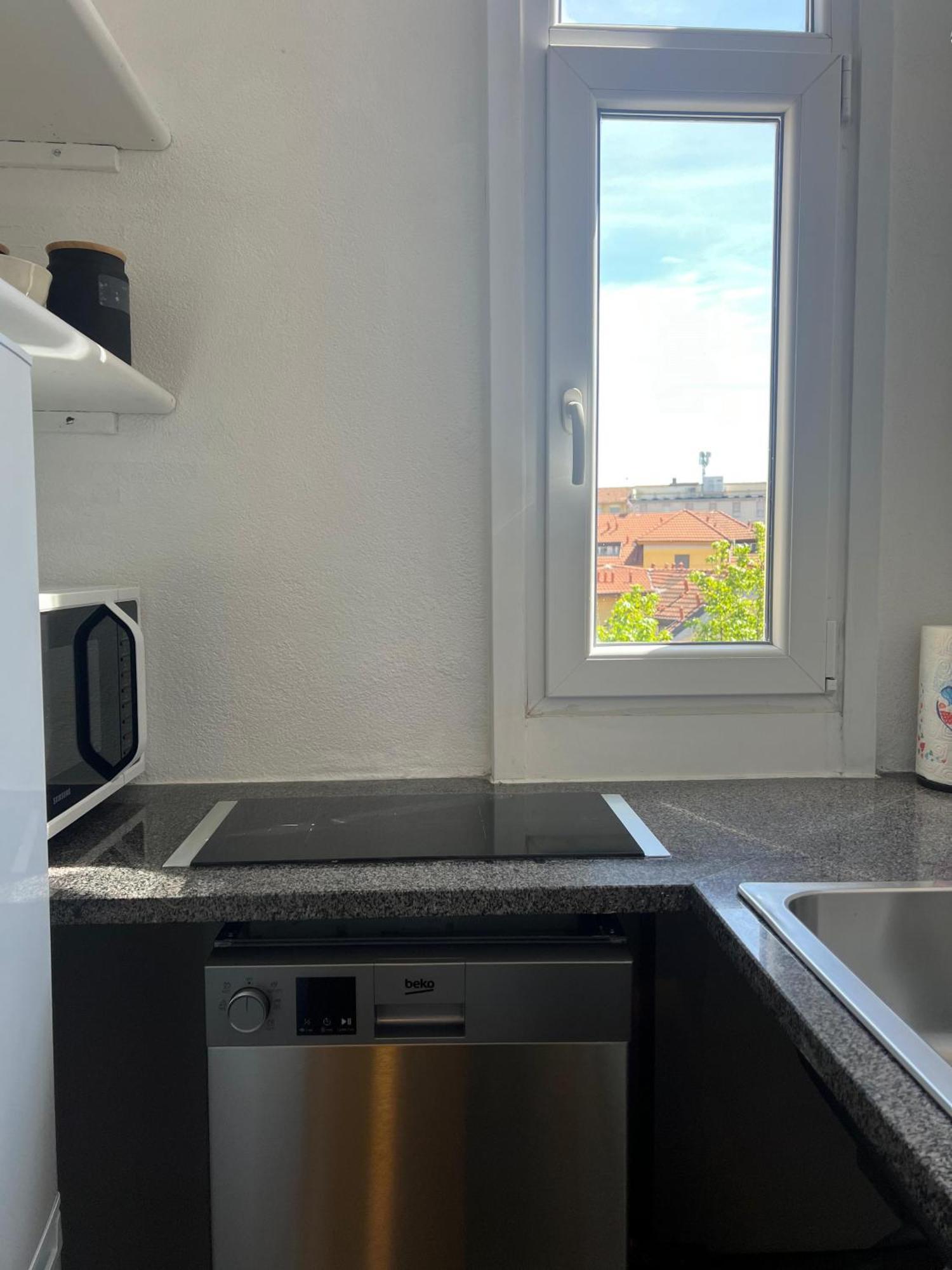 Apartment New With Balcony, Isola Bosco Verticale Mailand
