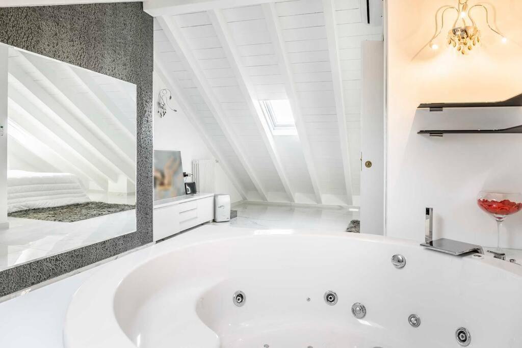 Lejlighed Jacuzzi Duomo - Free Parcking Ac Wi-fi Milano