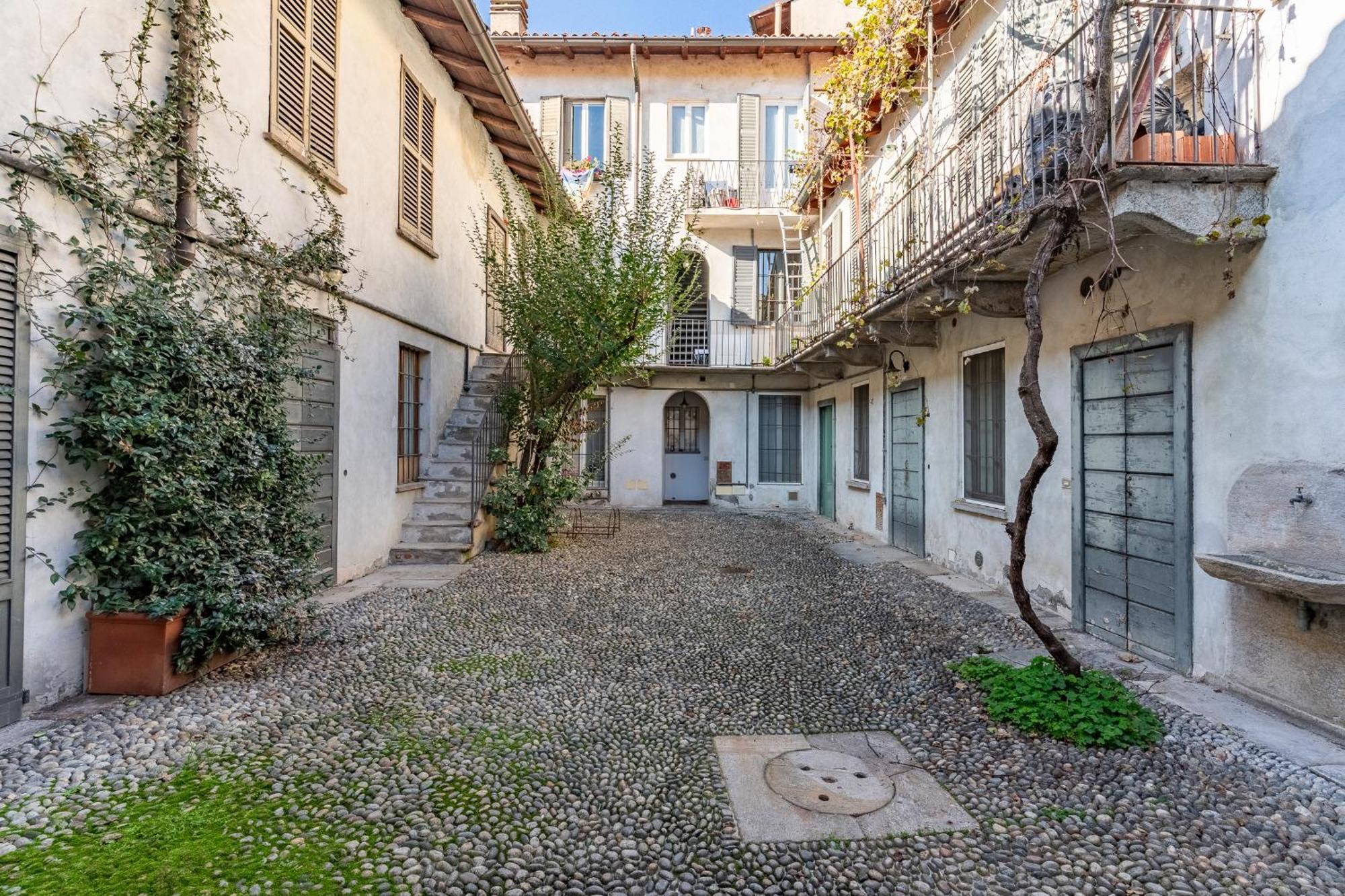 - Alzaia Naviglio Grande Milano