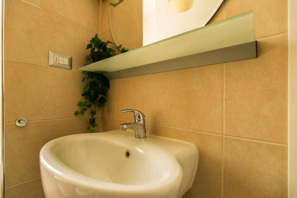 Exclusive & Strategic 2-bedroom Apartment, 50m From M4 Lejlighed