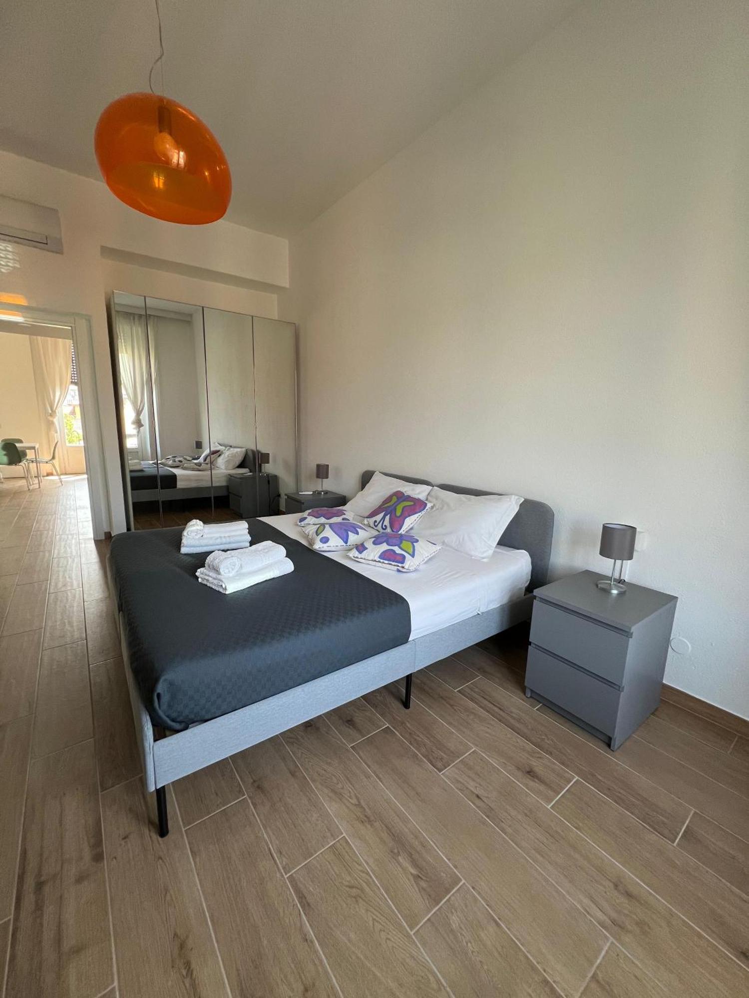 New With Balcony, Isola Bosco Verticale Apartment Mailand