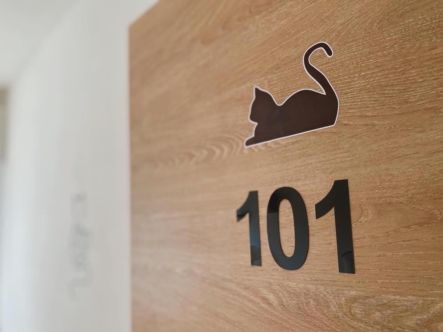 The Luxory Cat Bed & Breakfast Milano