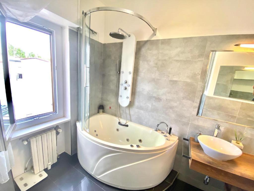 Bocconi Home, Moderno Con 2 Bagni E 2 Da Letto *