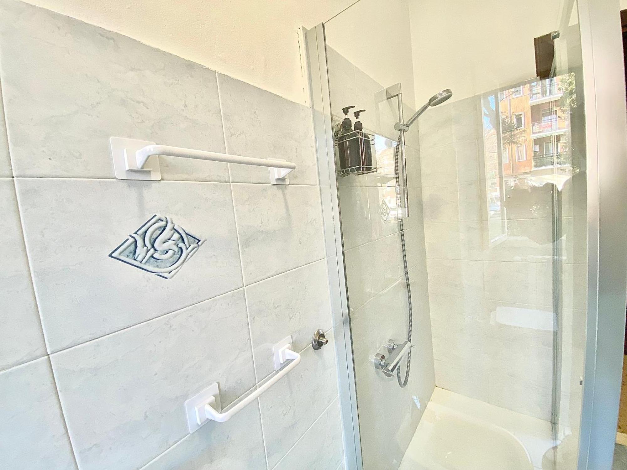 Appartamento Famagosta Home, Navigli Style, Accanto A Metropolitana M2 Verde, Confortevole E Spazioso Per Gruppi O Famiglie