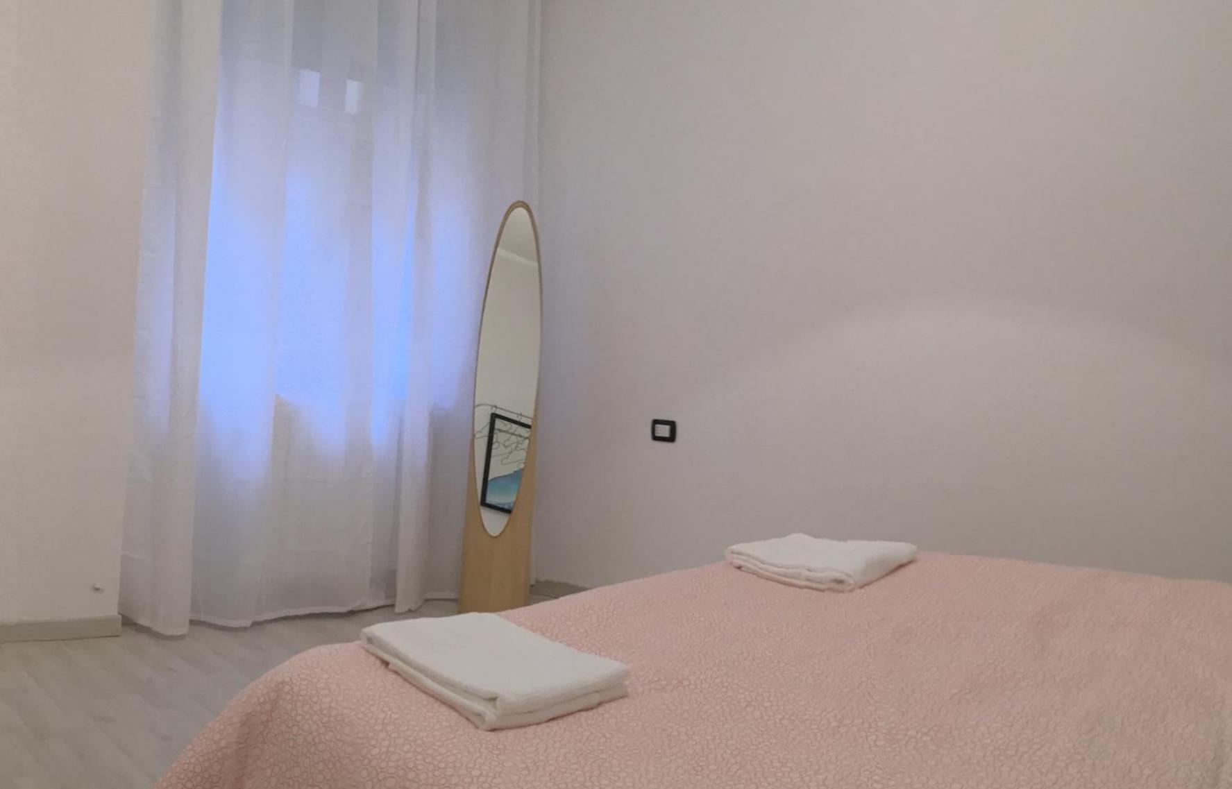 Modern With Balcony And Free Parking Close To The Metro Appartement *