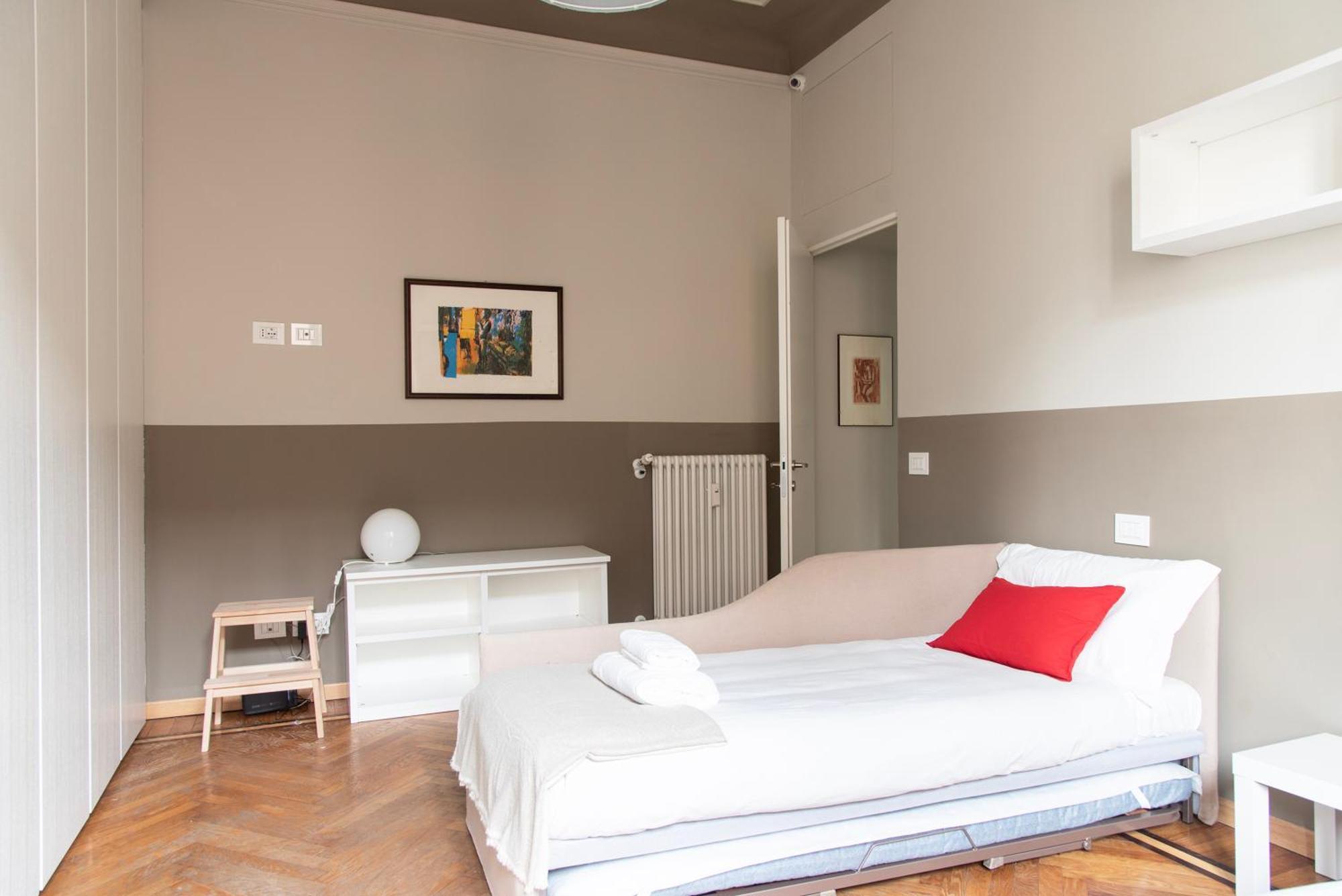 Youhosty - Chinatown Bright And Luxury * Milan