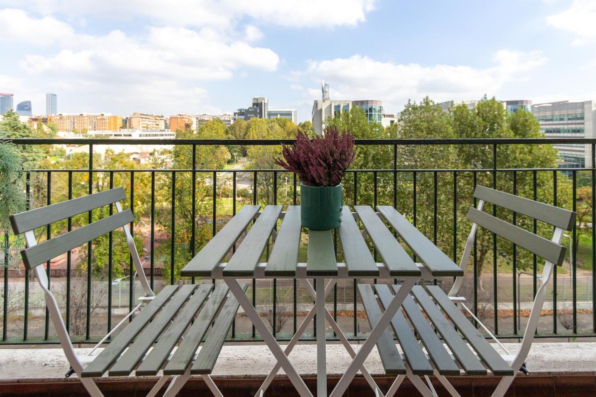 Modern With Balcony And Park View