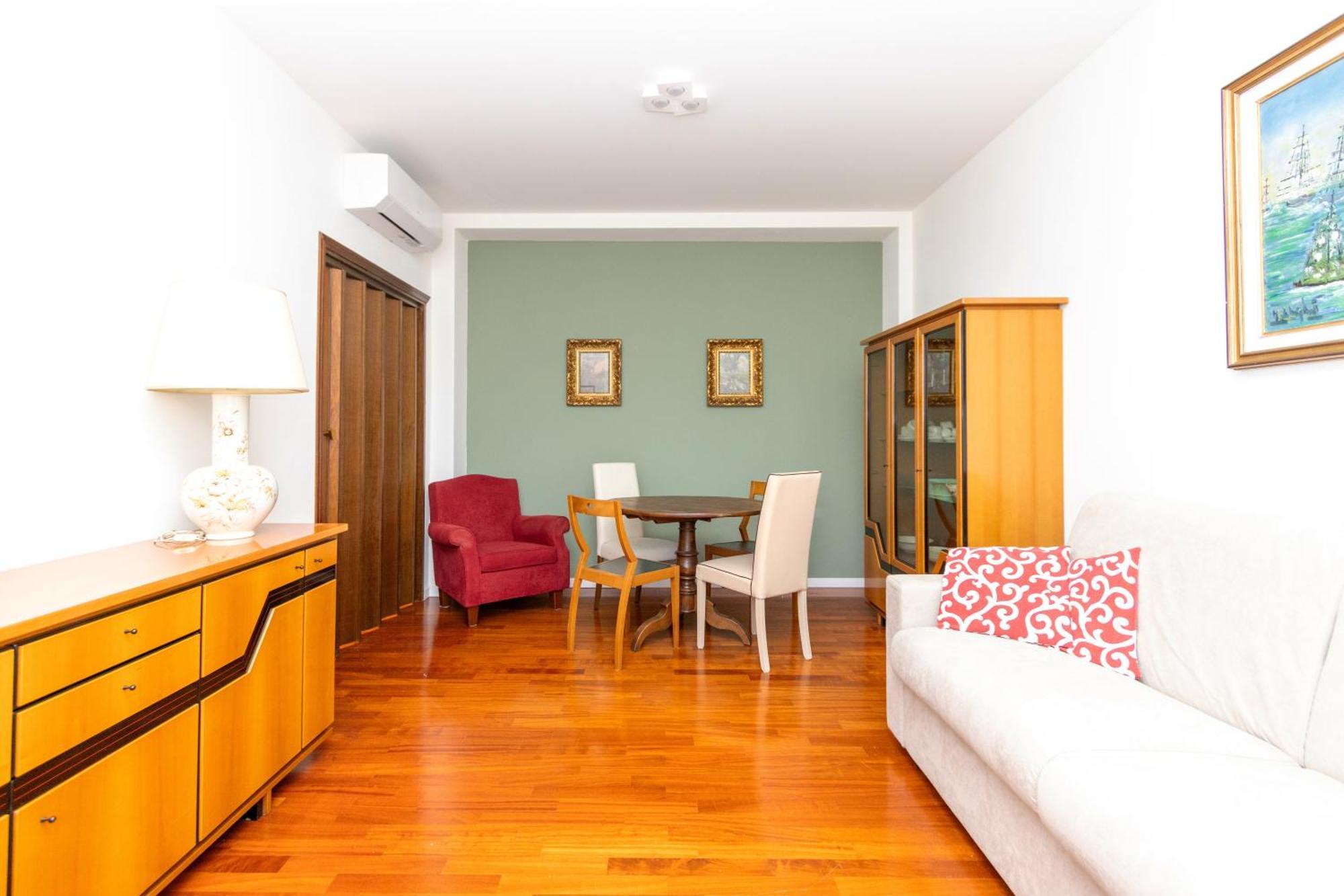Modern With Balcony And Park View Lejlighed