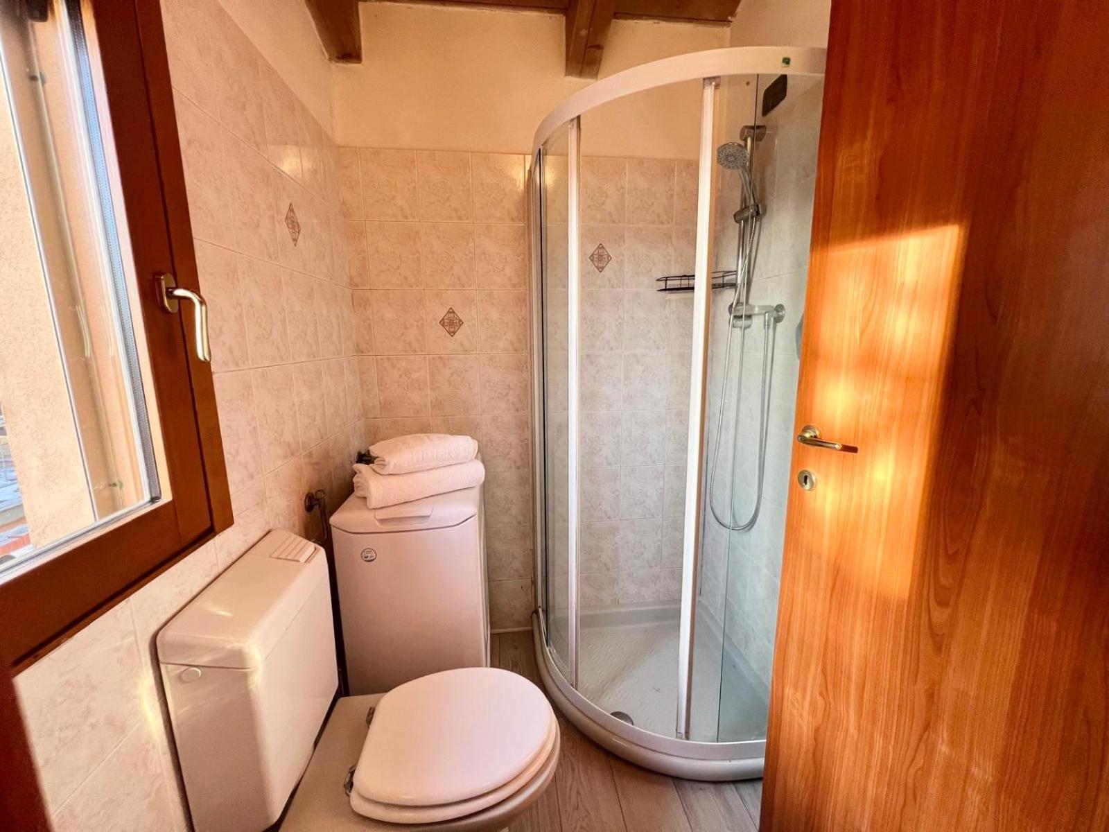 Moderno Con Design Caldo E Accogliente, Con Parcheggio Gratuito E Balcone Privato, Vicino A Fiere, Eventi E Concerti *