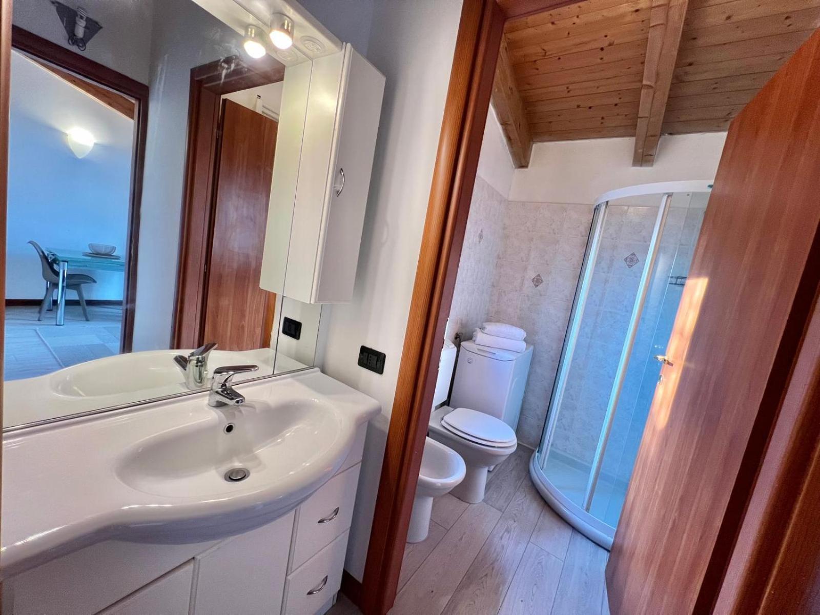 Moderno Con Design Caldo E Accogliente, Con Parcheggio Gratuito E Balcone Privato, Vicino A Fiere, Eventi E Concerti Milan