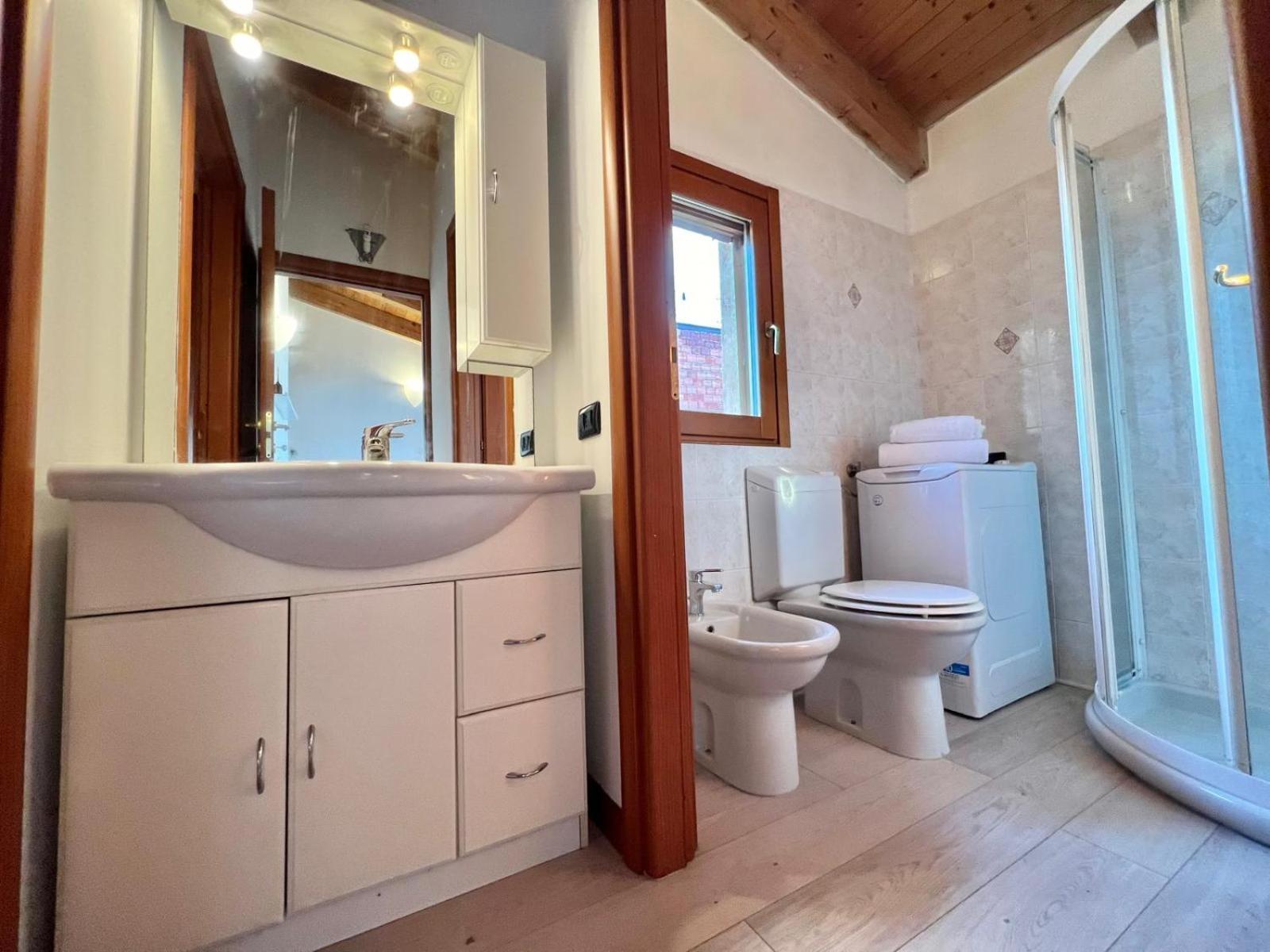 Moderno Con Design Caldo E Accogliente, Con Parcheggio Gratuito E Balcone Privato, Vicino A Fiere, Eventi E Concerti * Milan