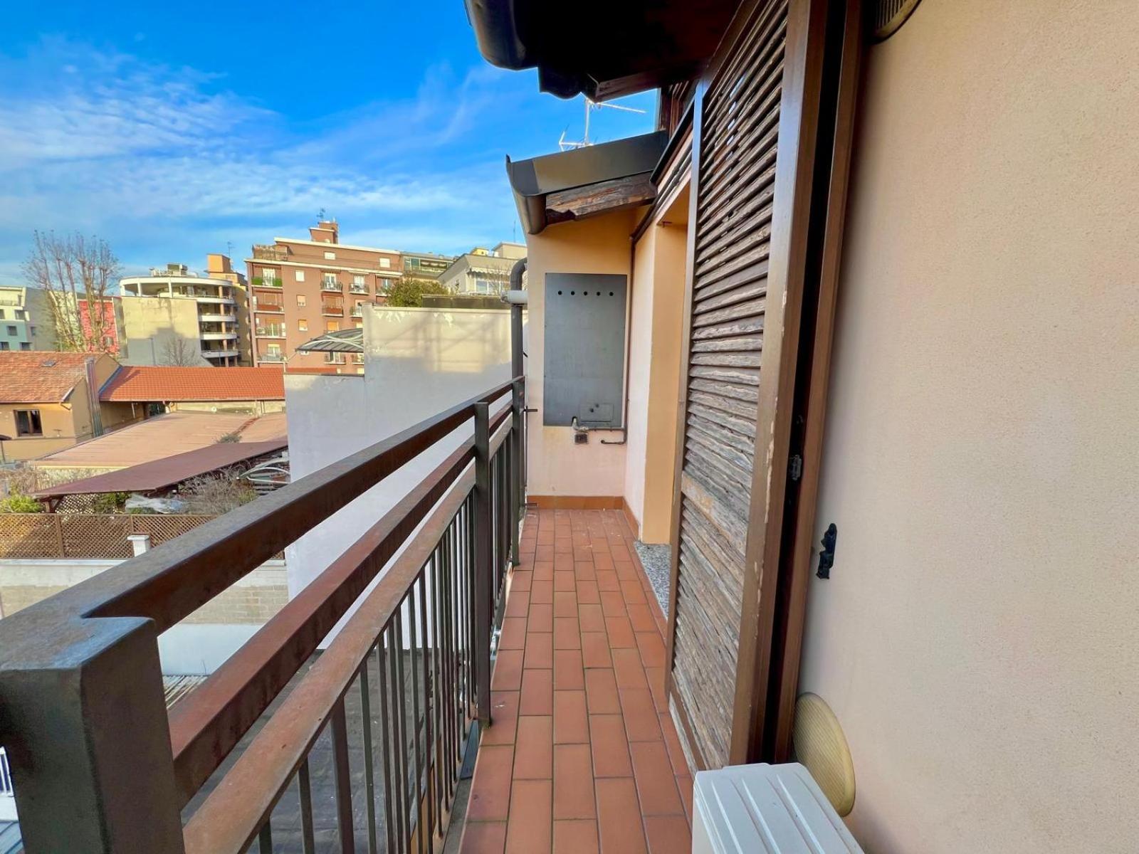 Moderno Con Design Caldo E Accogliente, Con Parcheggio Gratuito E Balcone Privato, Vicino A Fiere, Eventi E Concerti