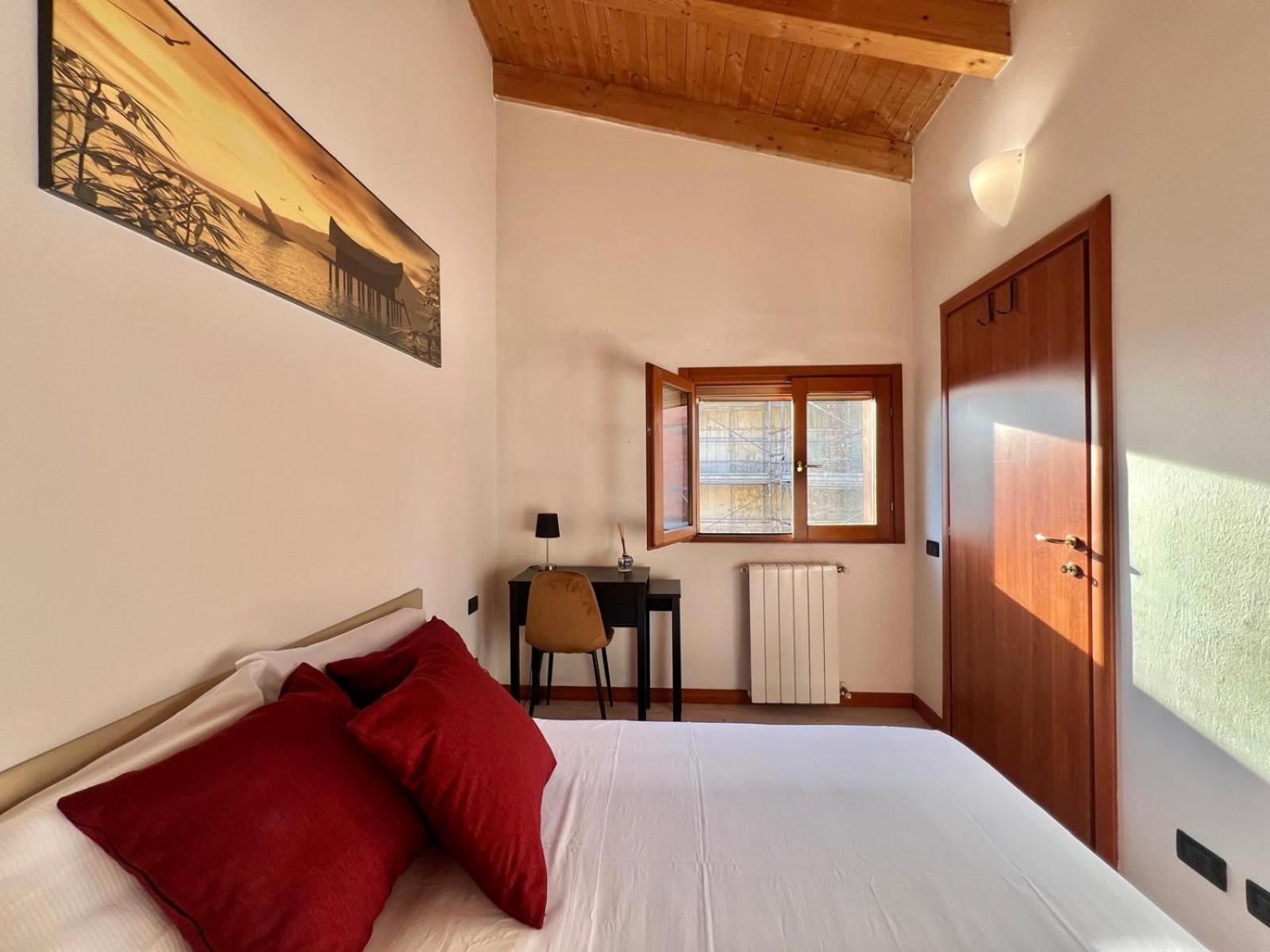 Moderno Con Design Caldo E Accogliente, Con Parcheggio Gratuito E Balcone Privato, Vicino A Fiere, Eventi E Concerti Milan