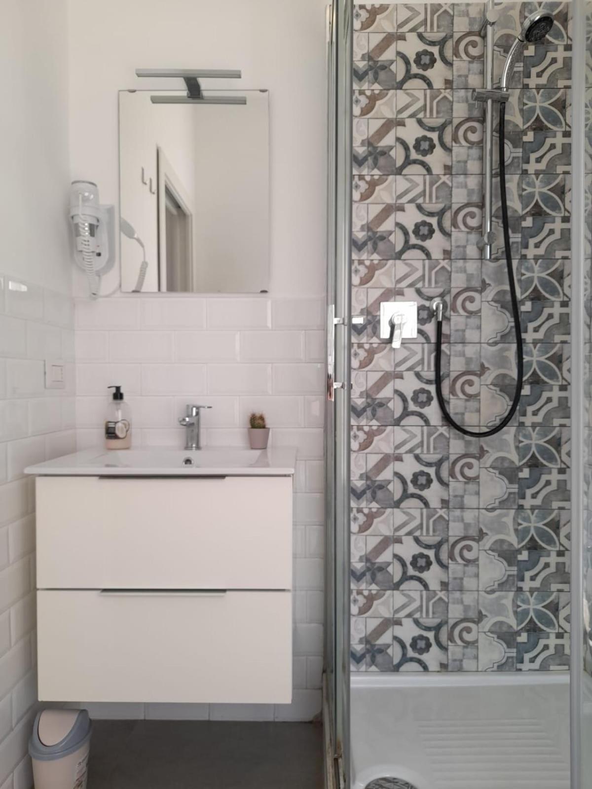 -l' Oasi Del Turista, Room2- Station Gasthof Mailand