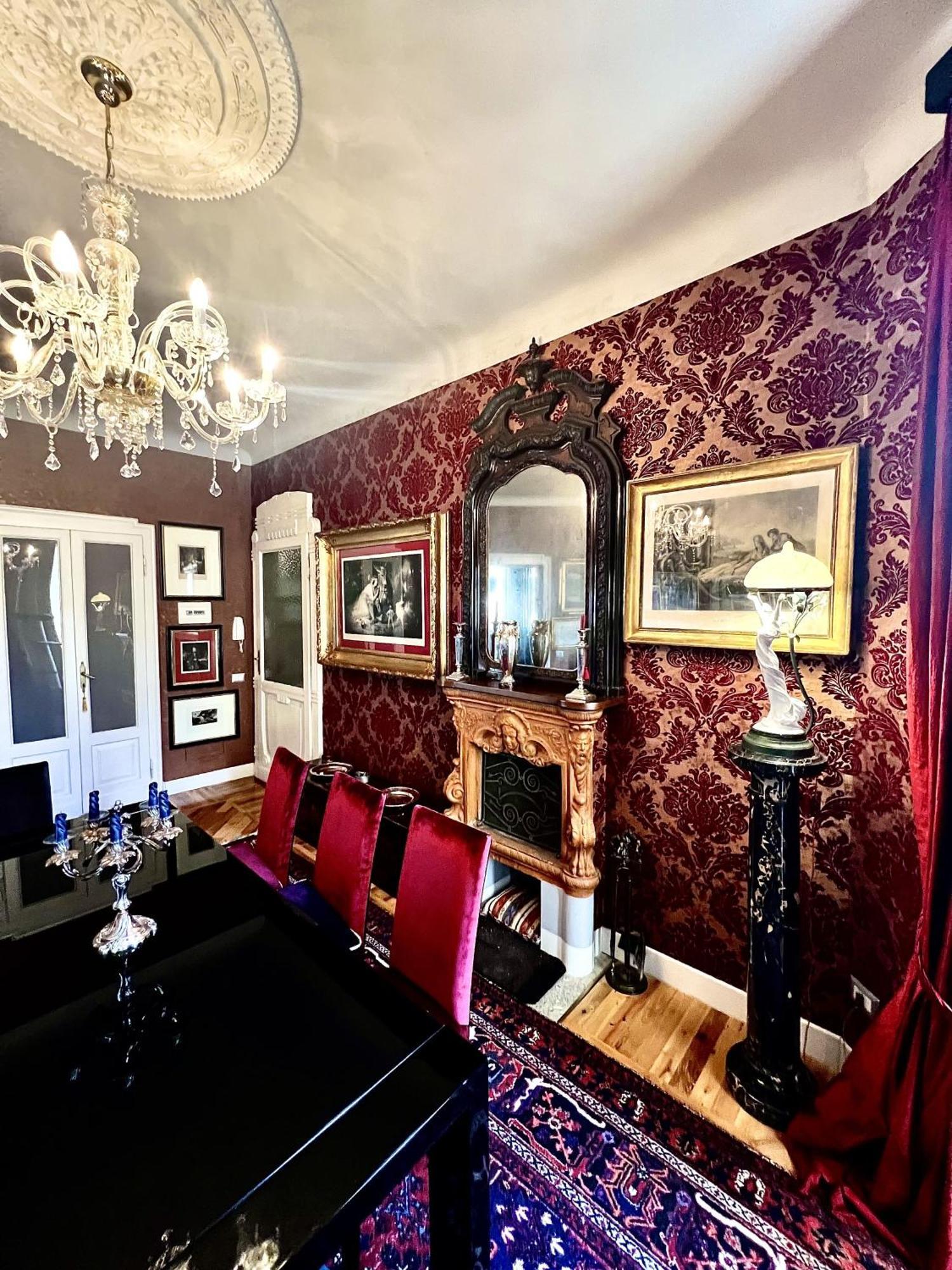 Luxury In Art Nouveau Building Next To Metro Station Bed & Breakfast