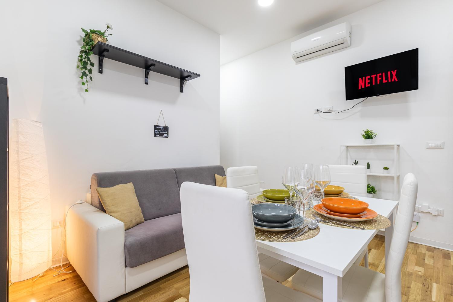 - Parking Nearby And Free Wifi Apartment