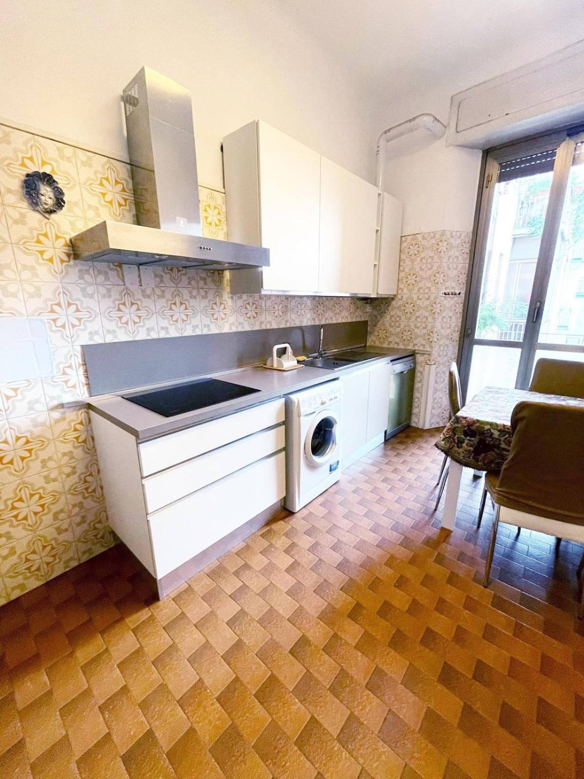 Grand Corner 32 * Milano