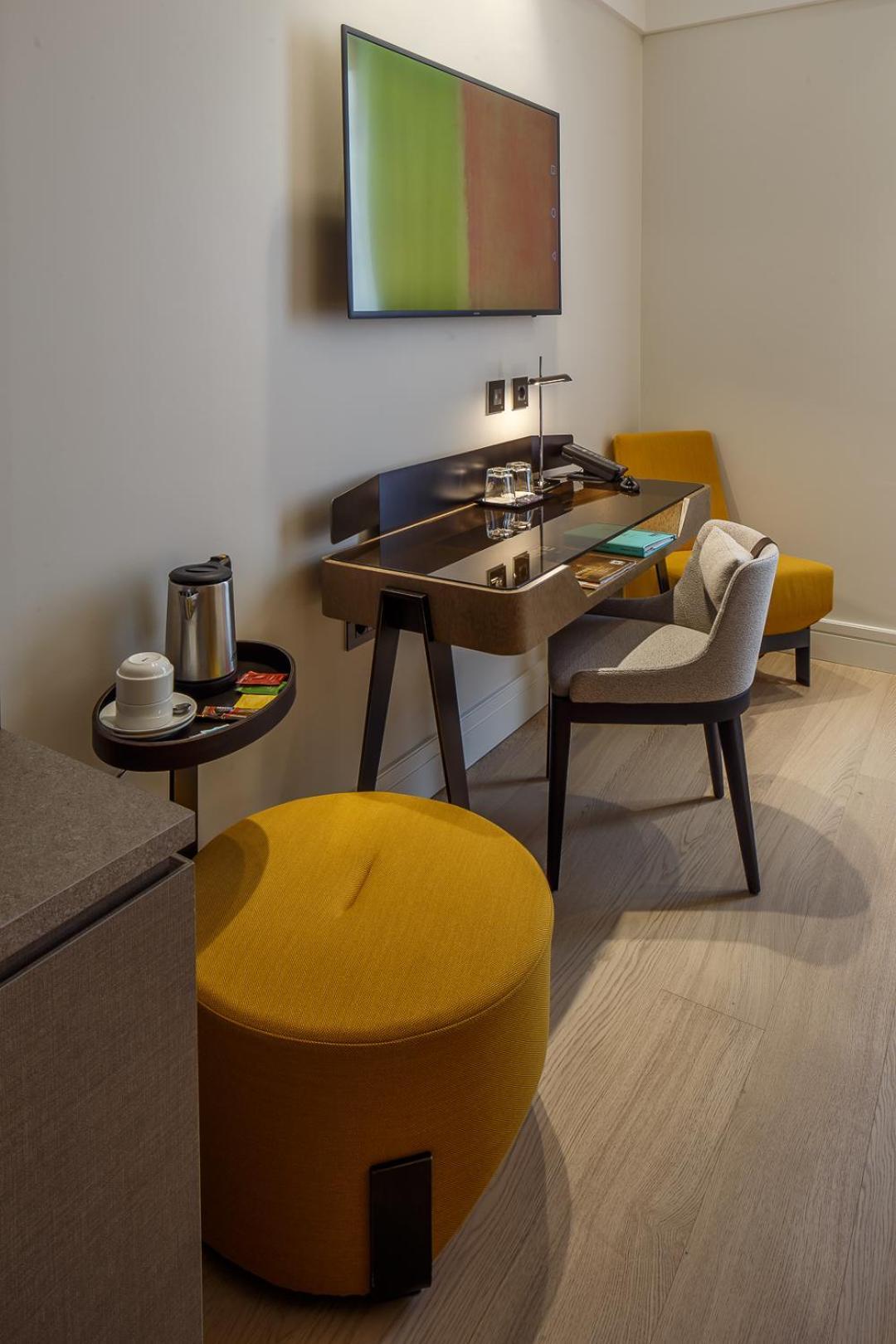 Cavour 4*