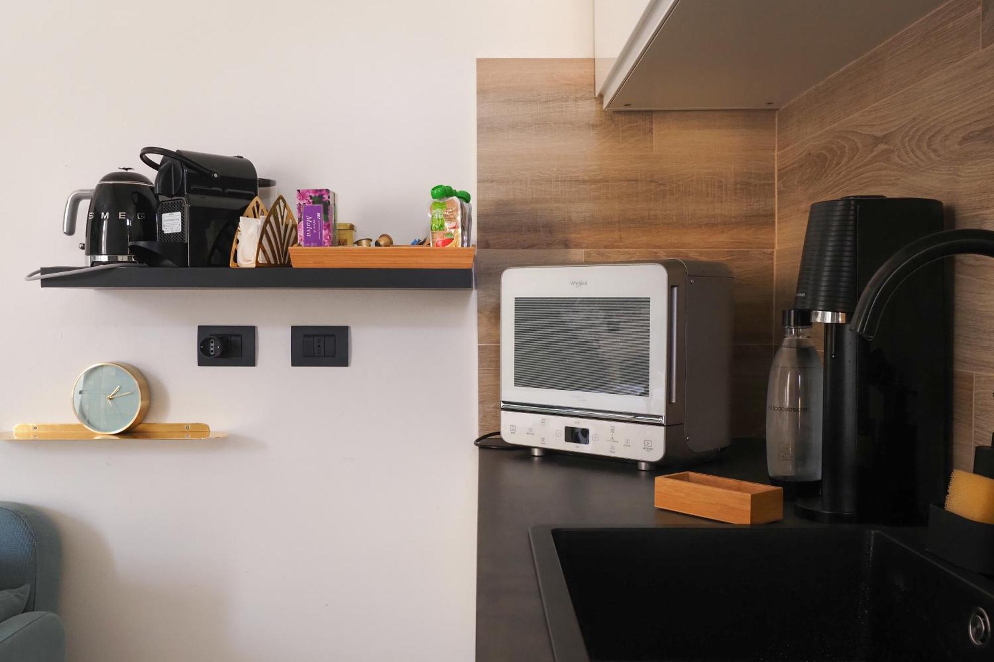 Charming In The Heart Of China Town Apartment