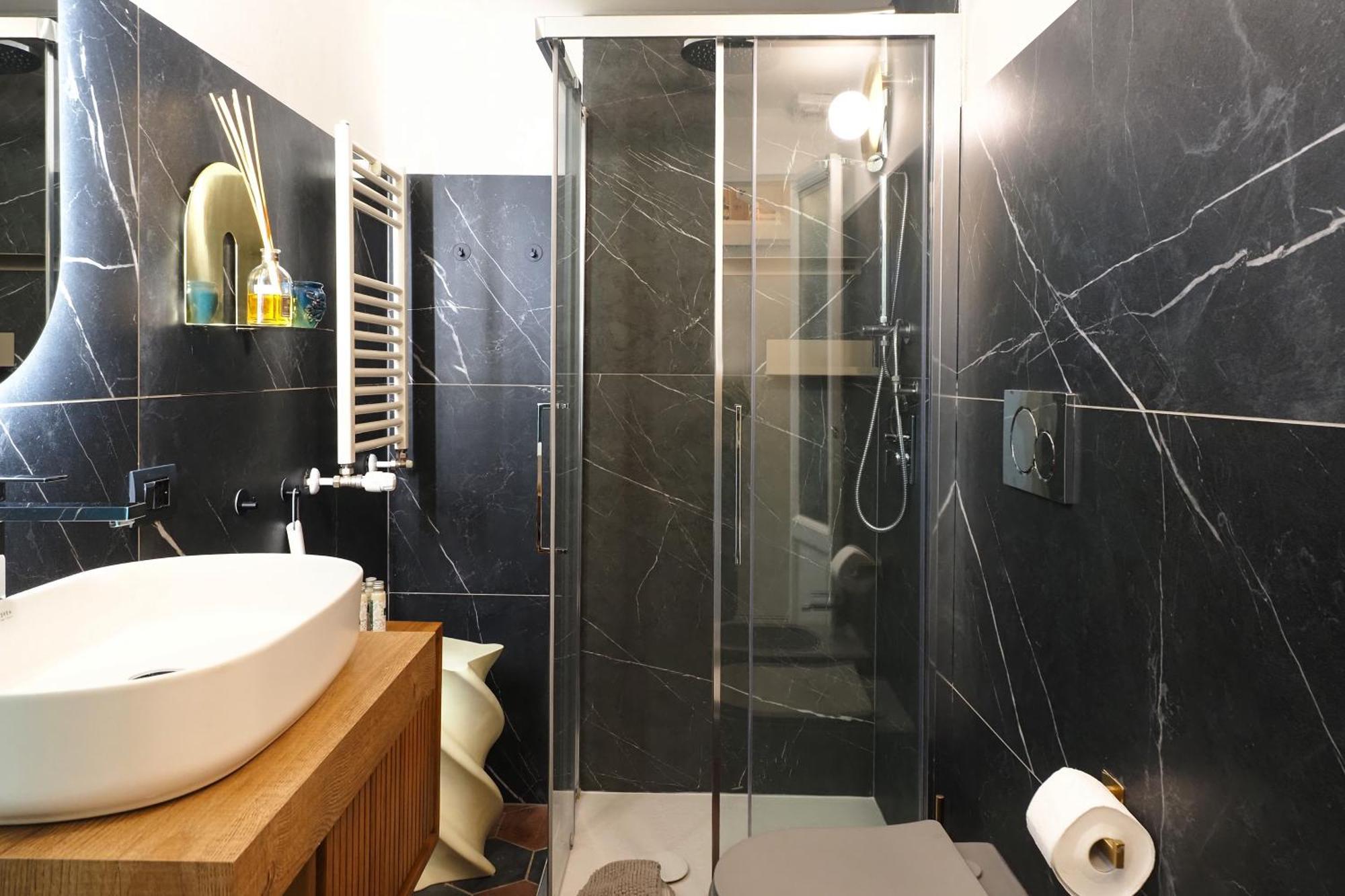Charming In The Heart Of China Town Apartment *