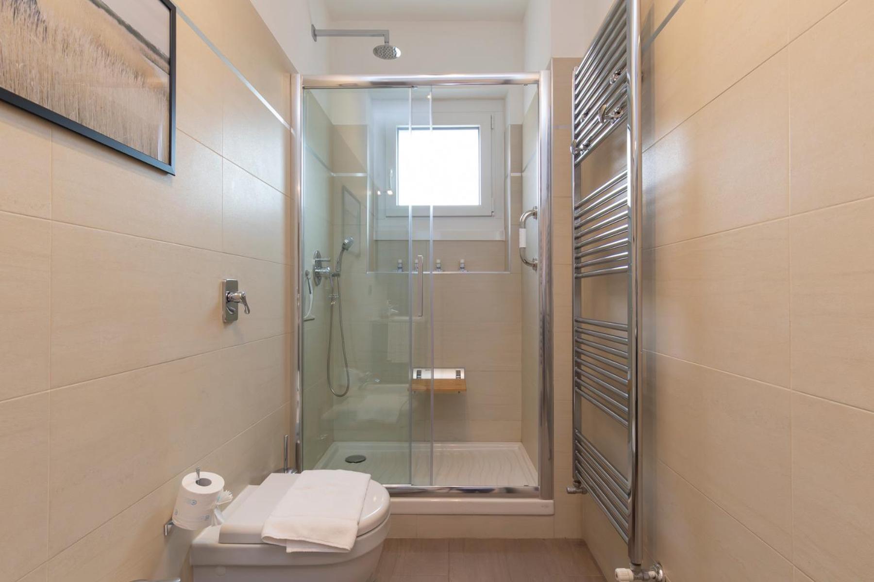 Metro Line 1 Free Parking Apartment
