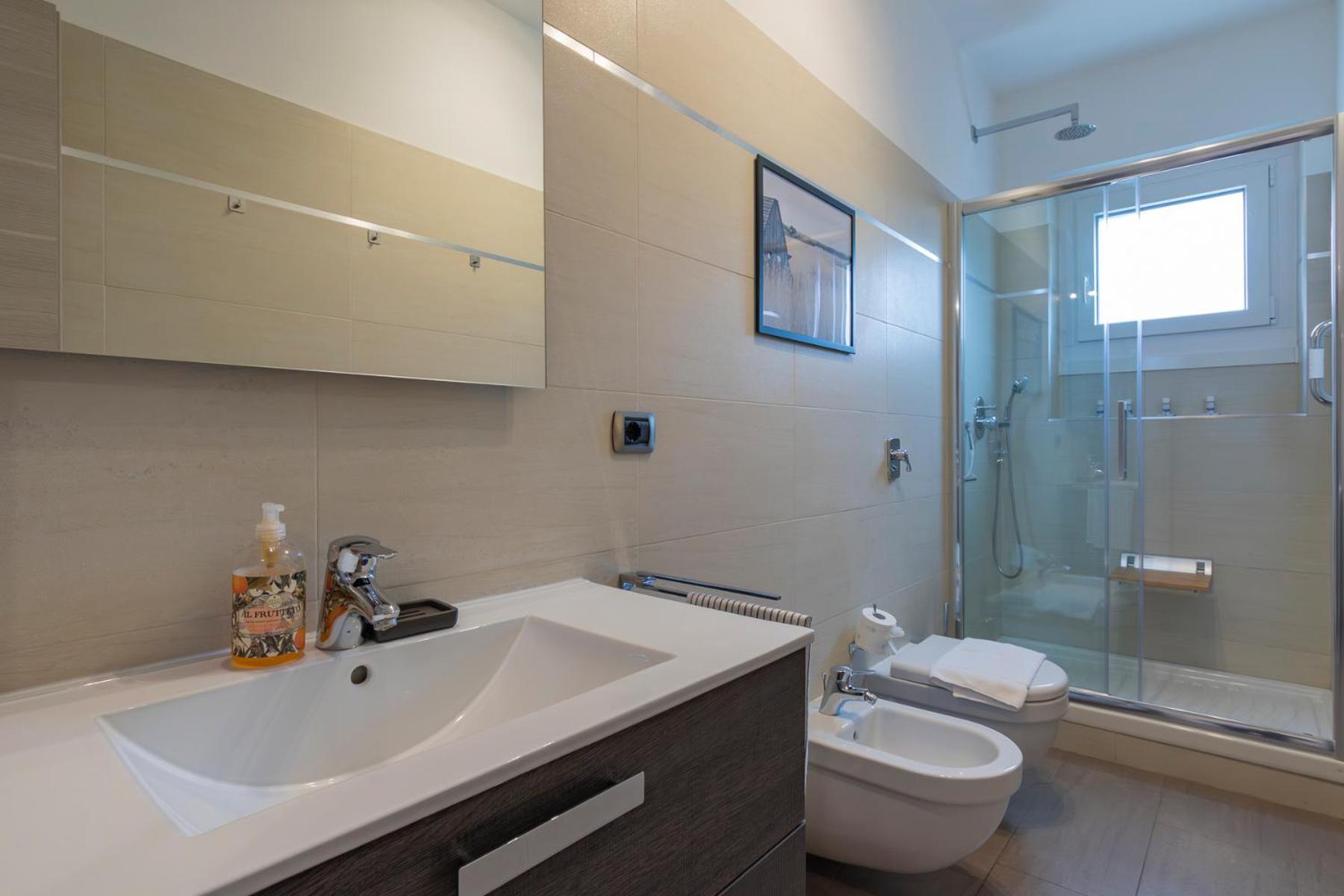 Metro Line 1 Free Parking Apartment