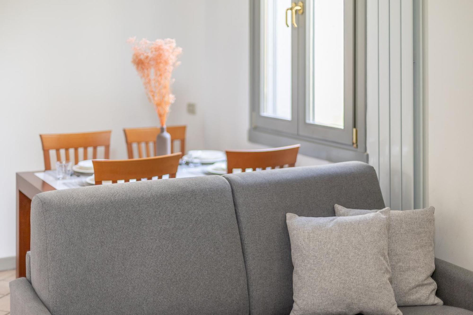 Stunning & 1bdr With Terrace In Cadorna Area By Rentopolis * Mailand