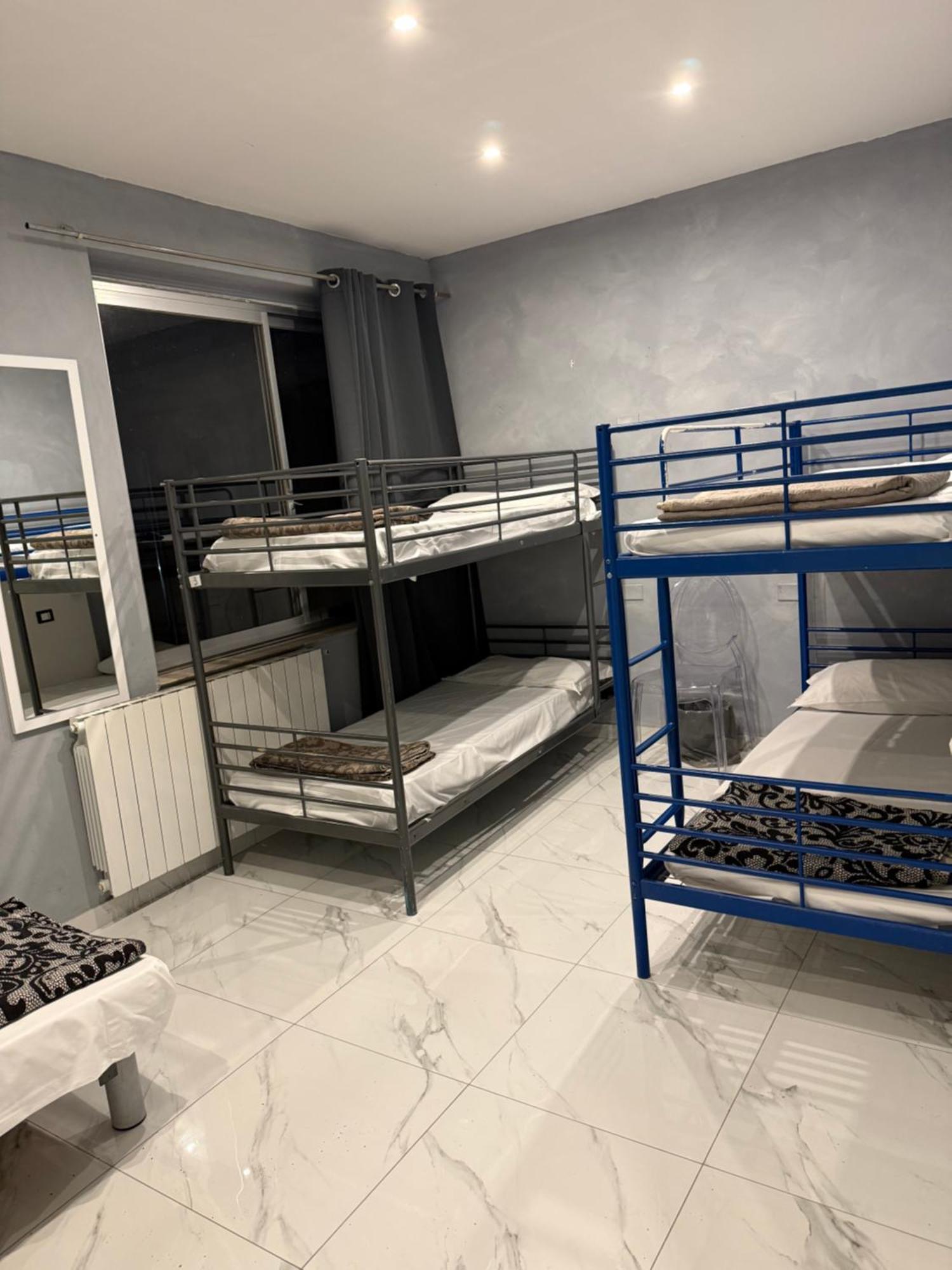 Lion Hostel *