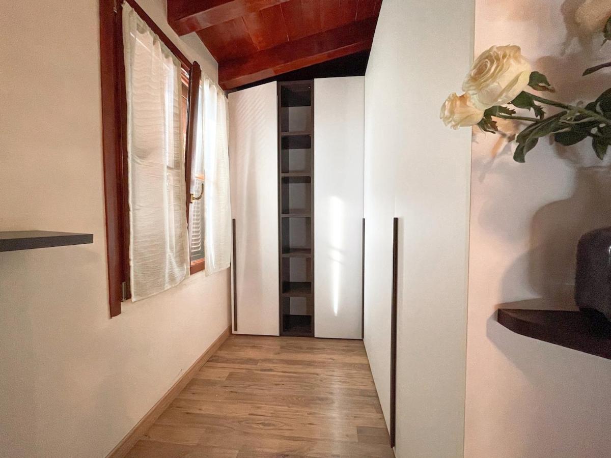 The Urban Nest 2, Spacious, Wifi And Near The Red Metro Apartment *