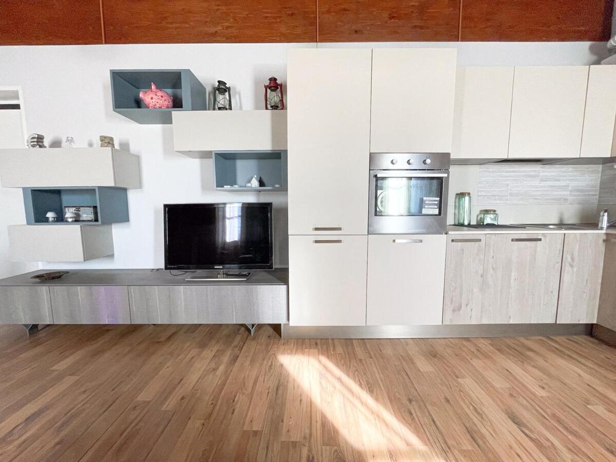 The Urban Nest 2, Spacious, Wifi And Near The Red Metro Apartment *