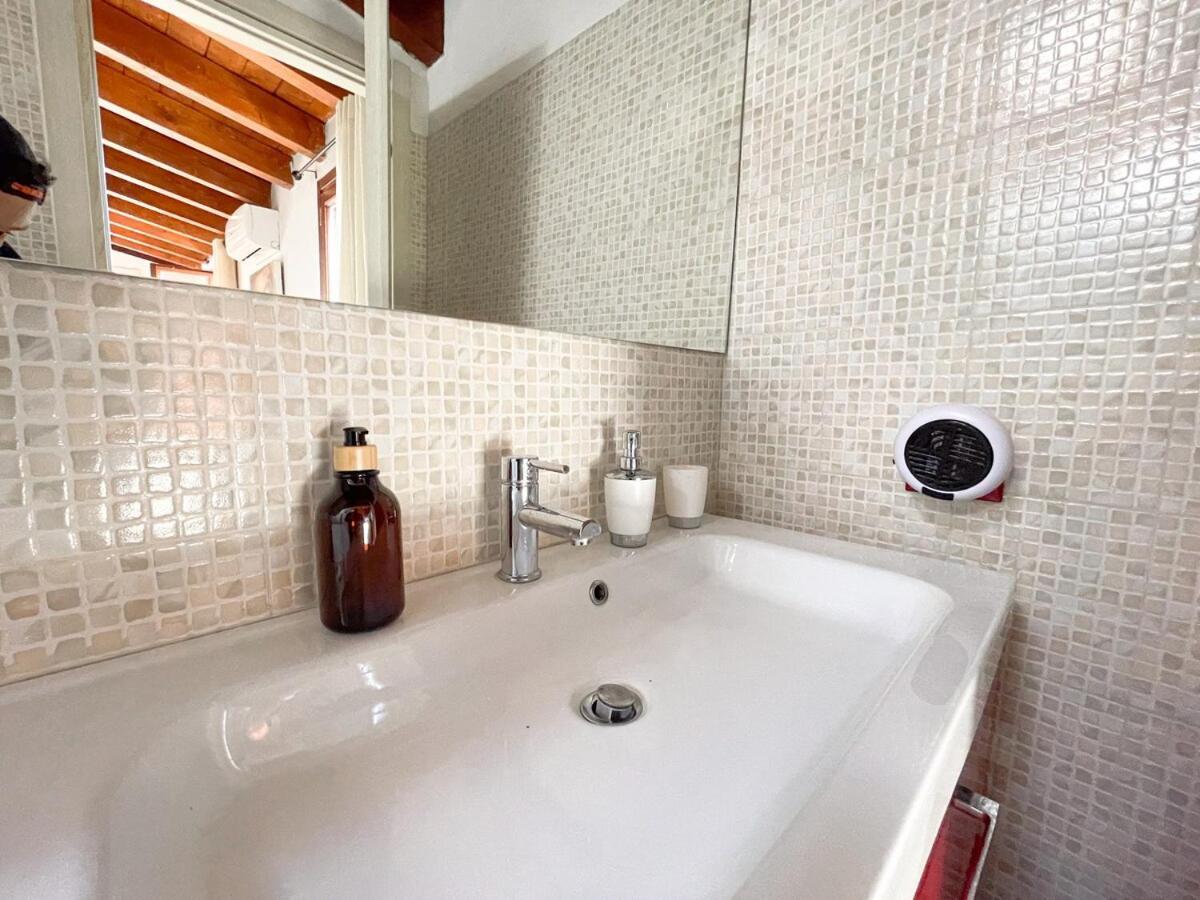 The Urban Nest 2, Spacious, Wifi And Near The Red Metro Apartment *