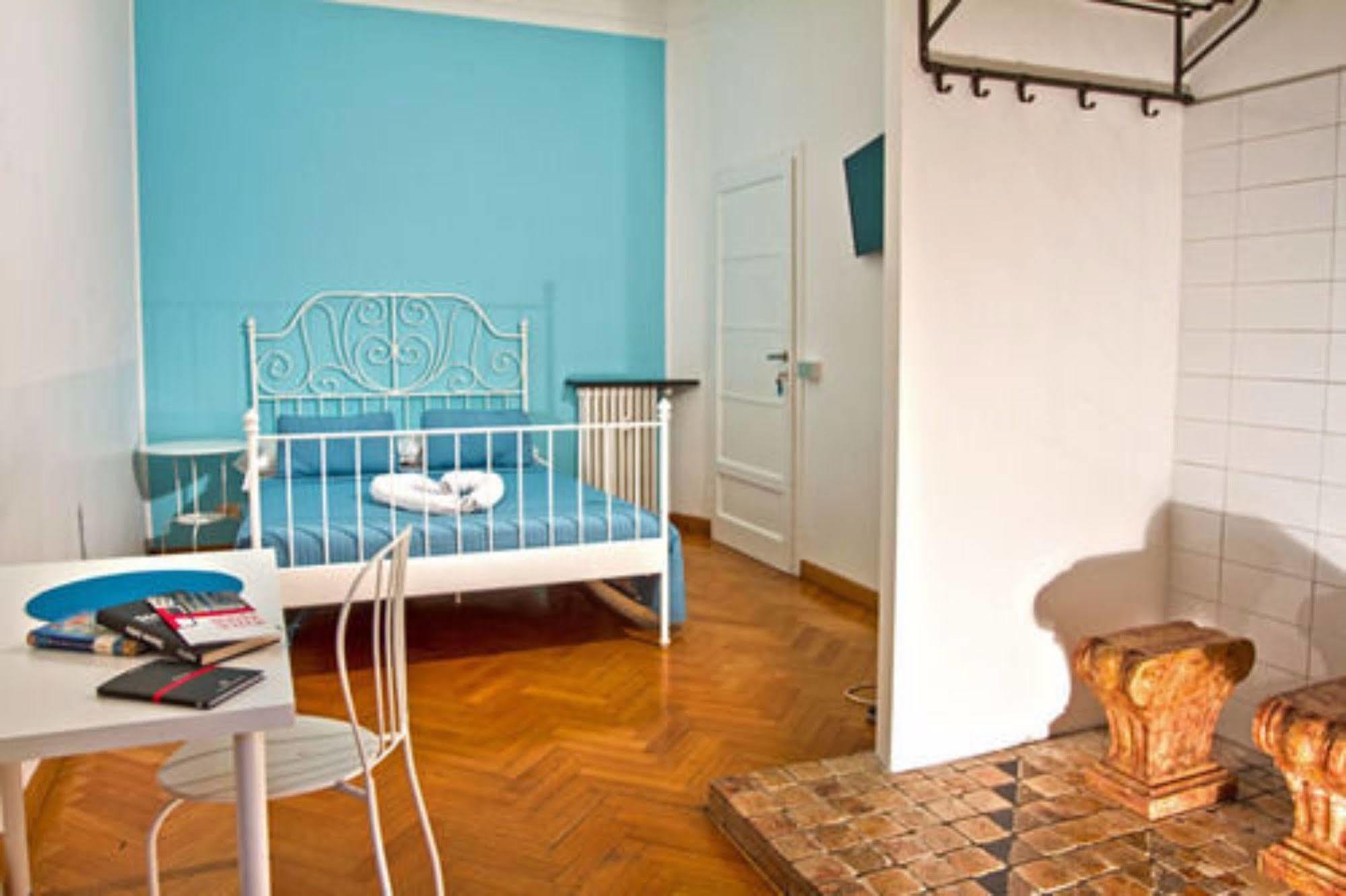 I Am Here Central Station Guest house *