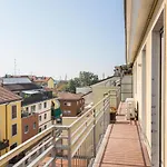 Amazing 2 bedrooms apt - Yellow line