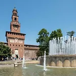 Gemma preziosa tra il Castello Sforzesco ed il Duomo di Milano by Easylife